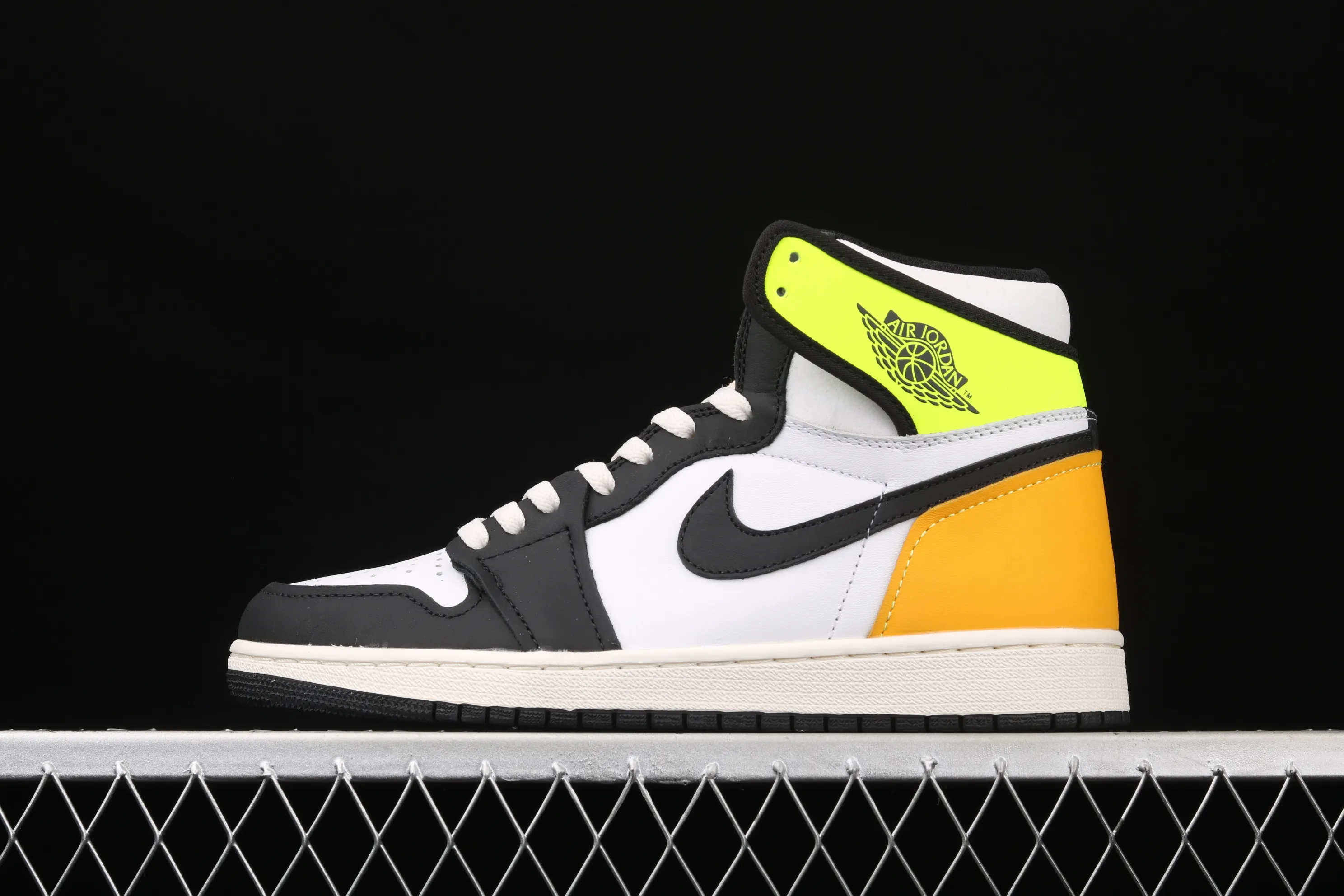 All categories Air Jordan Jordan series basketball shoes Air Jordan 1 High H version Air Jordan 1 Retro High OG AJ1 Joe 1 fluorescent yellow green Gaobang basketball shoes 555088-118